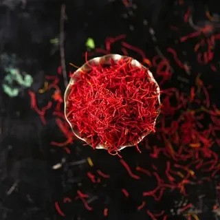 تصویر 3 از زعفران توکلی نژاد اصل با کیفیت ممتاز و رنگ‌ دهی طبیعی بسیار بالا